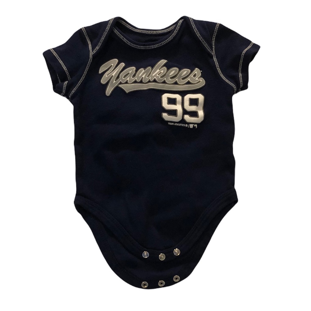 New York Yankees onesie size 6-9 months